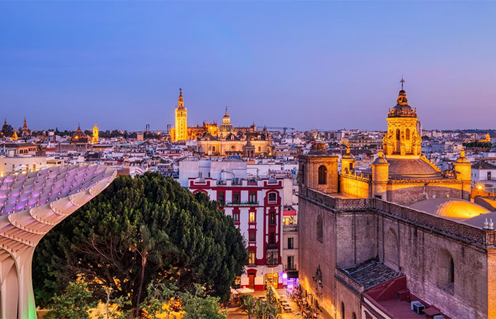 Llegada a Sevilla - Tour de tapas por la noche