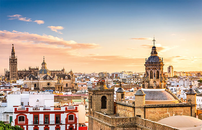 Llegada a Sevilla, experiencia de tapas y flamenco