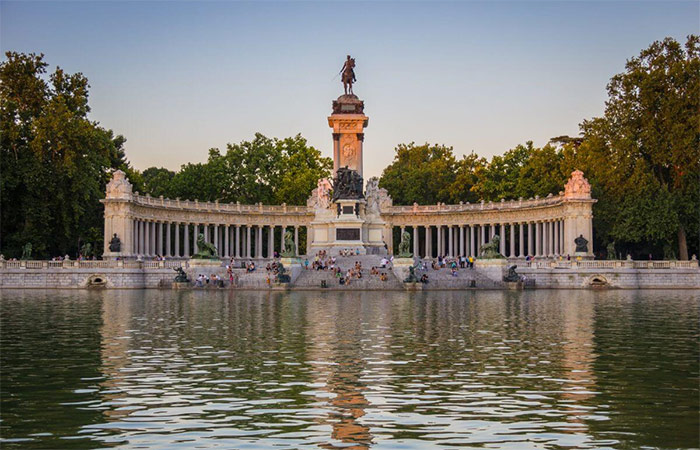 Recorrido a pie por Madrid para niños, barcos en el Parque del Retiro