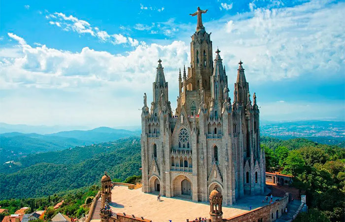 Tour familiar por el Barrio Gótico, el Monte Tibidabo y el Parque Temático