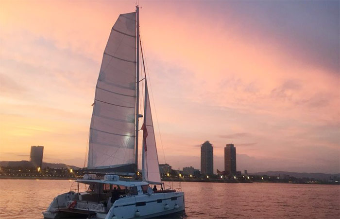 Tour privado en bicicleta y crucero de lujo al atardecer en Barcelona