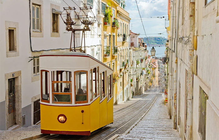 Traslado a Lisboa (Portugal), Paseo por las Raíces, la Gastronomía y la Cultura