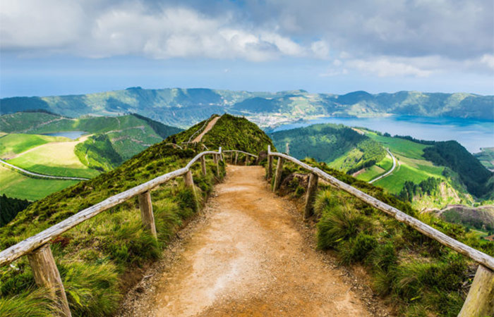 Vuelo a la isla de São Miguel (Azores), experiencia gastronómica y enológica en Ponta Delgada